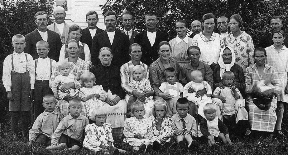 Maria Ahokkaan o.s. Nukarinen syntymäpäivät 1920-luvun lopulla.
Tarkempi versio kuvasta.
Kuvasta on useita henkilöitä tunnistamatta. Katso kuva numeroilla (tunnistusta varten), jos haluat lähettää lisätietoja.