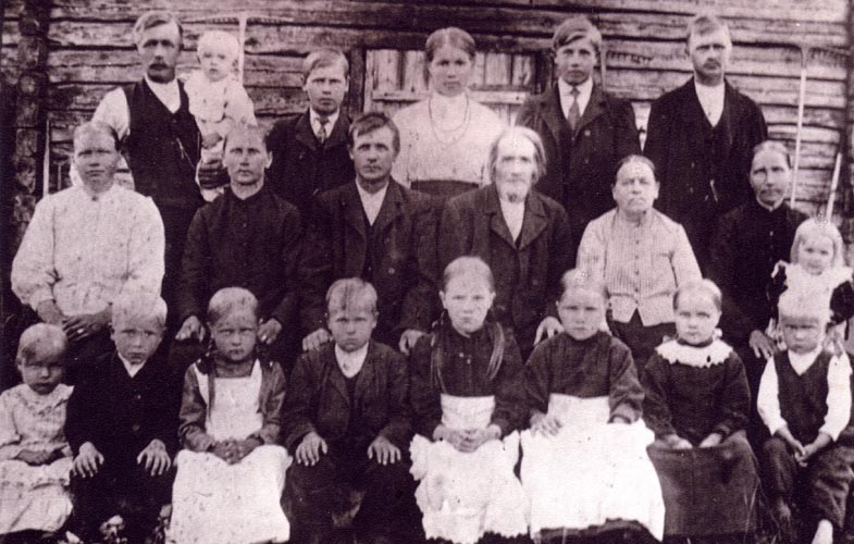 Ahokkaan suurperhe Jaakkiman Harviossa 1910-luvulla.
Ylhäällä vasemmalla Pekka Ahokas sylissään poikansa Lauri. Sitten Simon lapset Matti, Emma ja Jussi. Oikealla Samuli Ahokas.
Keskirivissä vasemmalla Pekan vaimo Helena, Simon vaimo Agneta sekä Simo Ahokas. Sitten vanha isäntäpari Jussi ja Inga sekä Samulin vaimo Maria sylissään Eedla-tytär.
Eturivissä vasemmalta Pekan lapset Martta ja Jussi. Sitten Simon lapset Iida ja Jaakko sekä Samulin lapset Inga, Anna, Hilma ja Johannes.