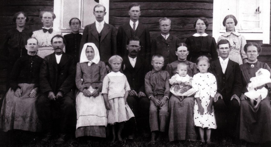 Haakanan suurperhe n.1915.
Vasemmalla istumassa Anni ja Simo Haakana sekä heidän takanaan lapset Ilmi, Maija, Anna-Kaisa ja Jaakko.
Simon oikealla puolella istuu Maria Immonen o.s. Kilpiö (Vapun äiti) sekä Simon veli Juho ja hänen puoliso Vappu.
Takana seisomassa Matti (Juhon takana), Pekka, Kaisa ja Hilja.
Edessä lapset (vasemmalta) Anni, Sippo, Aino, Helmi ja Jussi. Oikeassa reunassa Jussin vaimo Inka esikoinen sylissään.
Kuva Harvio-seuran kokoelmista.