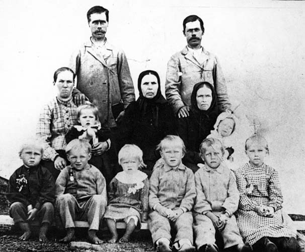 Veljekset Lauri ja Matti Jääskeläinen perheineen Kesvalahdella 1907.
Vasemmalla Lauri ja vaimo Maria sylissään Siiri.
Keskellä vanha emäntä Anna Pakkanen.
Oikealla Matti ja vaimo Katri sylissään Arvi.
Lapset vasemmalta Jaakko ja Eino Laurinpojat, Anna Maria Matintytär, Aarne ja Arttu Matinpojat sekä Hilma Matintytär.