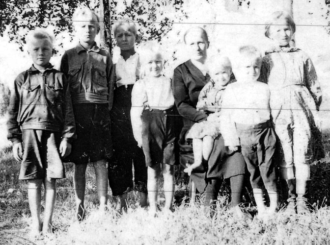 Tarkkonen Aino lapsineen