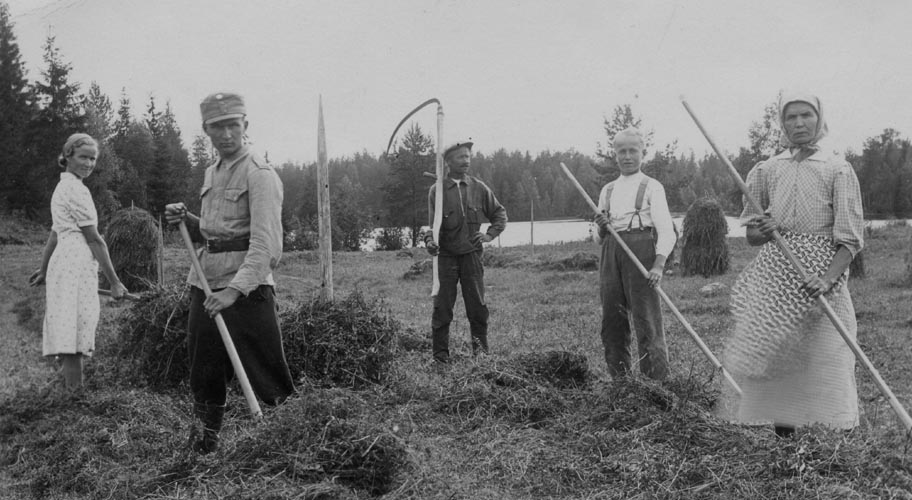 Tarkkosia peltotoissa 1943