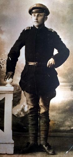 Tarkkonen Edvard asepuvussaan