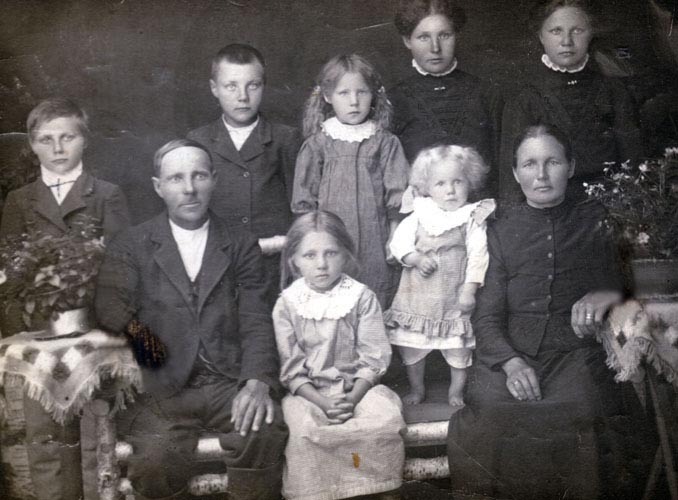 Ovaska Juho perheineen 1916